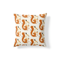 Cojín Estampado Ardilla Feliz con Nuez en Estilo Minimalista – Decoración Infantil Natural con Toques de Alegría